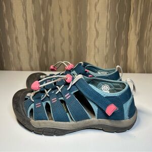 Keen Newport H2 Little Girl 3 Closed Toe Toggle Laced Legion Blue Hot Pink